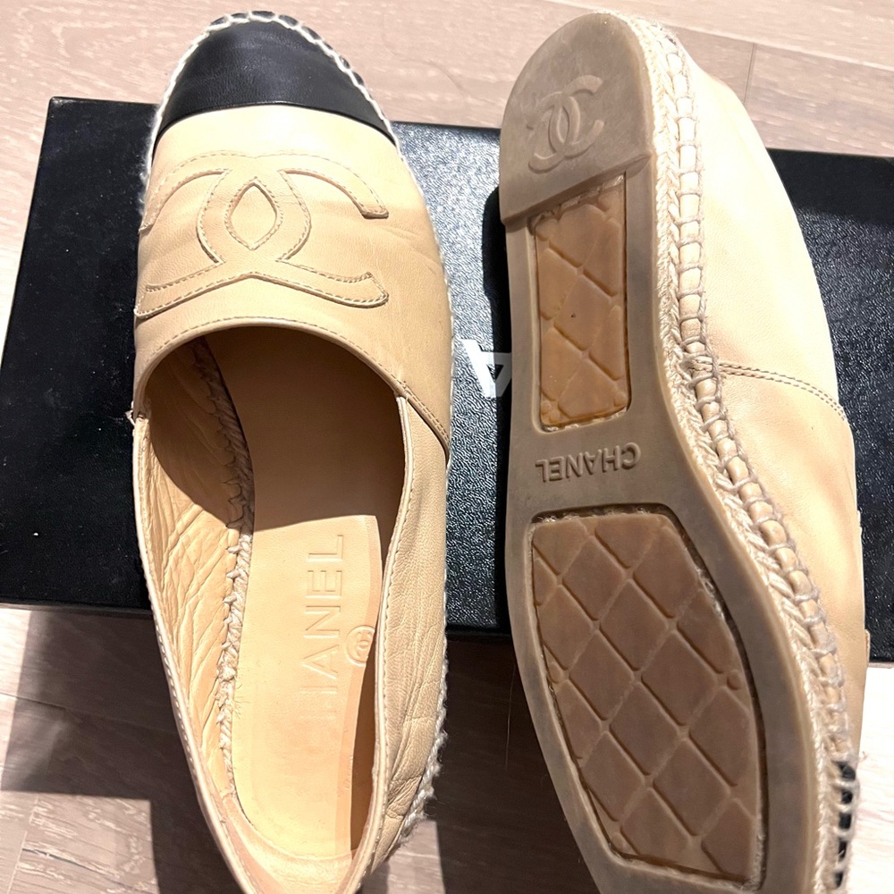 CHANEL Tan and Black Espadrilles - Picture 4 of 5